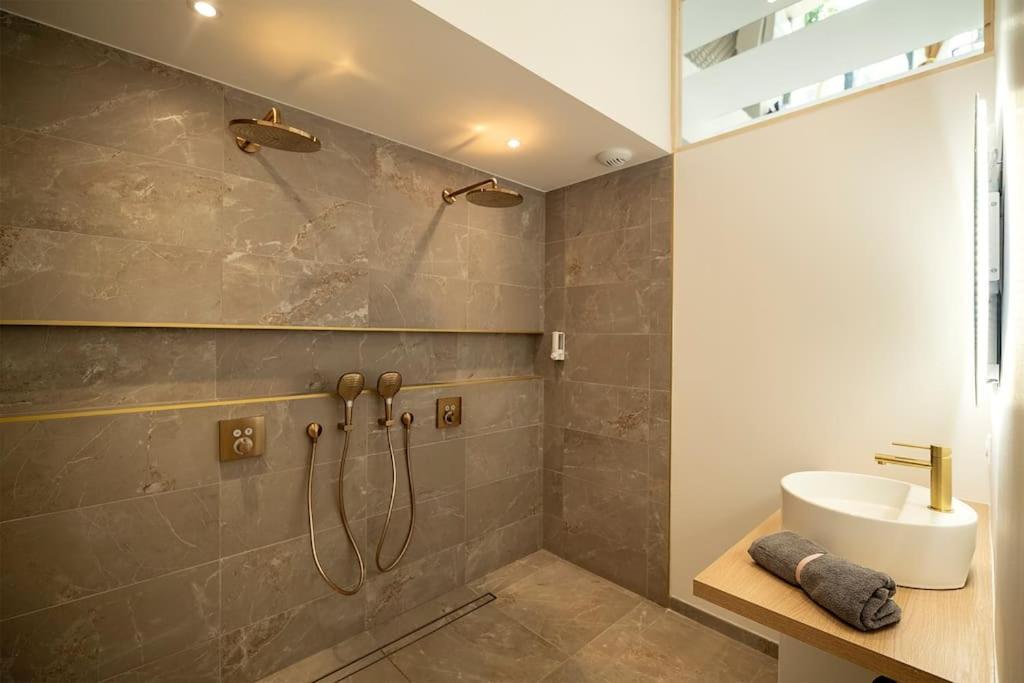サン・バレリ・アン・コーLoft De Luxe Le Chic, Grand Jacuzzi, Vue Port De Plaisanceアパートメント エクステリア 写真