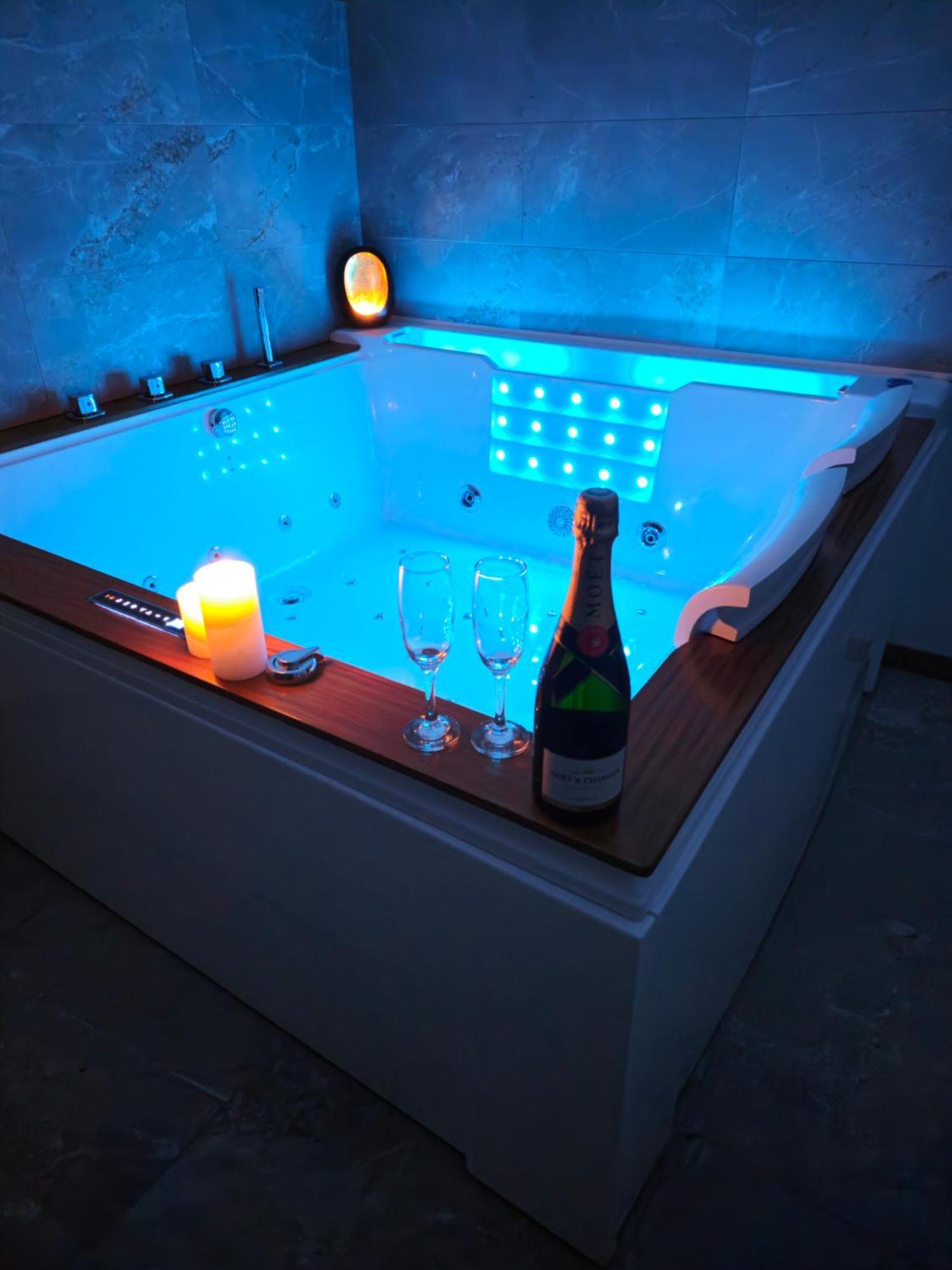 サン・バレリ・アン・コーLoft De Luxe Le Chic, Grand Jacuzzi, Vue Port De Plaisanceアパートメント エクステリア 写真