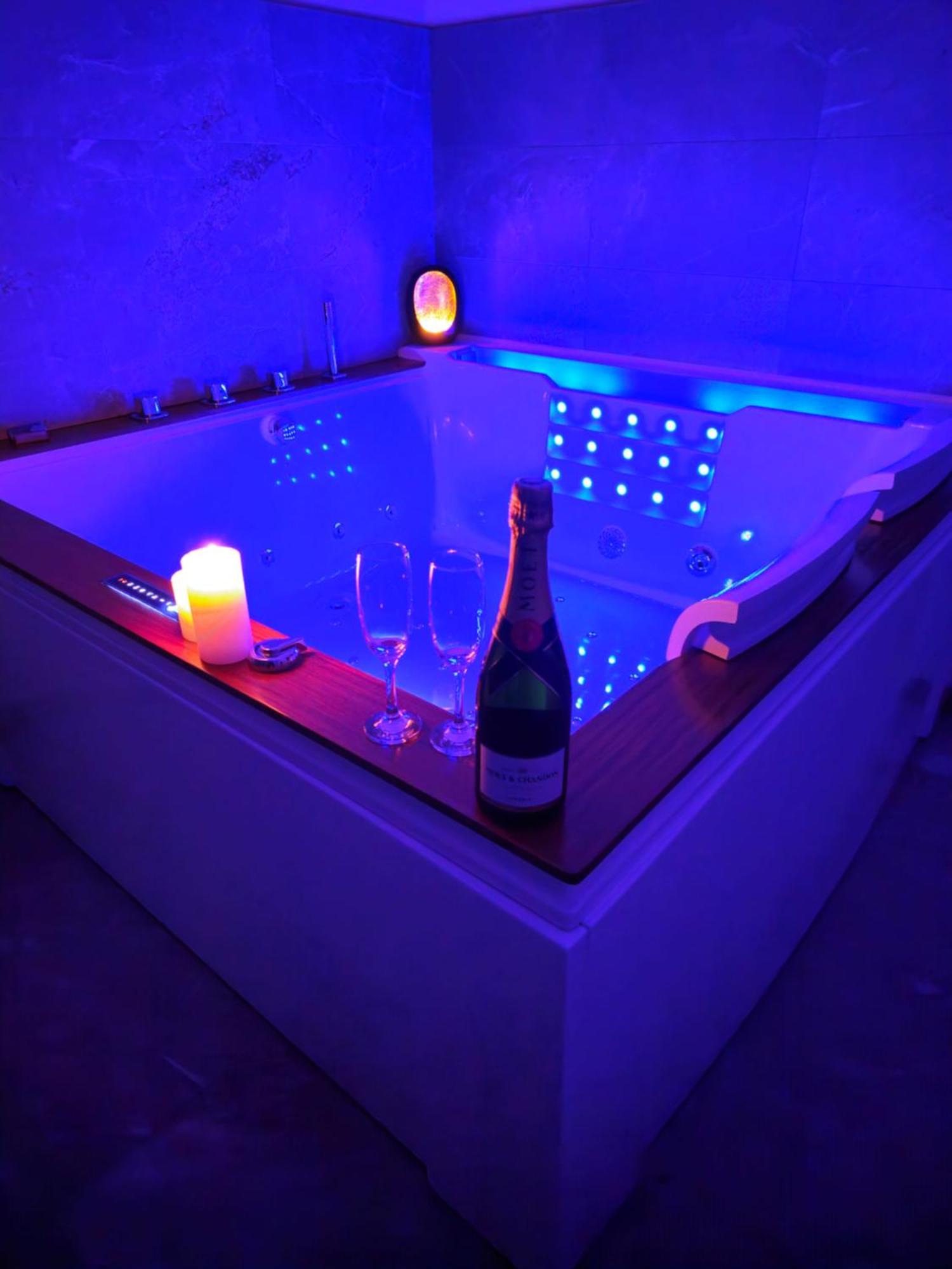 サン・バレリ・アン・コーLoft De Luxe Le Chic, Grand Jacuzzi, Vue Port De Plaisanceアパートメント エクステリア 写真